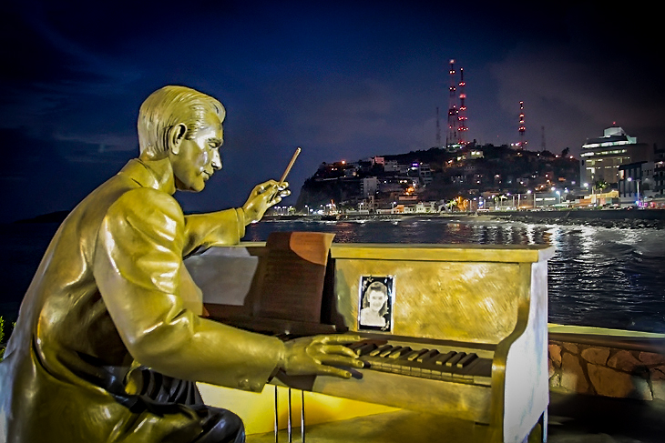 Monumento a Fernando Valadéz