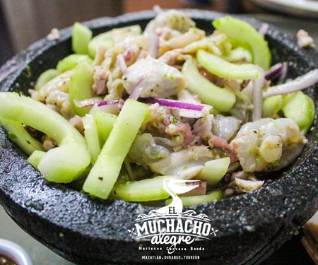 aguachile-muchacho-alegre