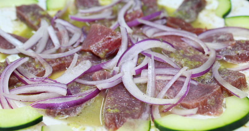 aguachile-atun-muchacho-alegre