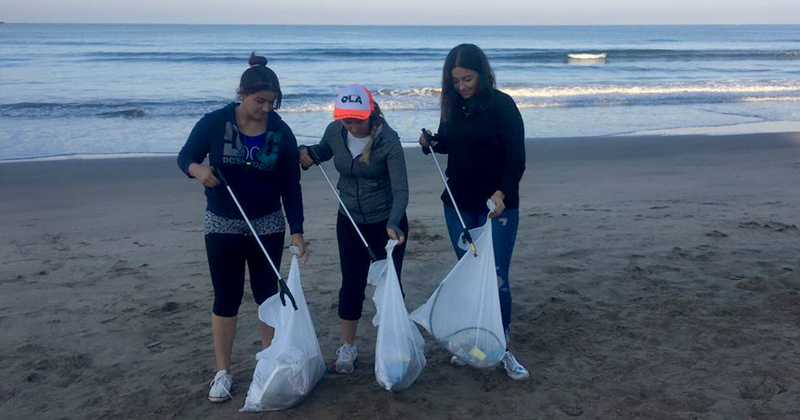 Personas que ayudan a mantener limpias las playas de Mazatlán