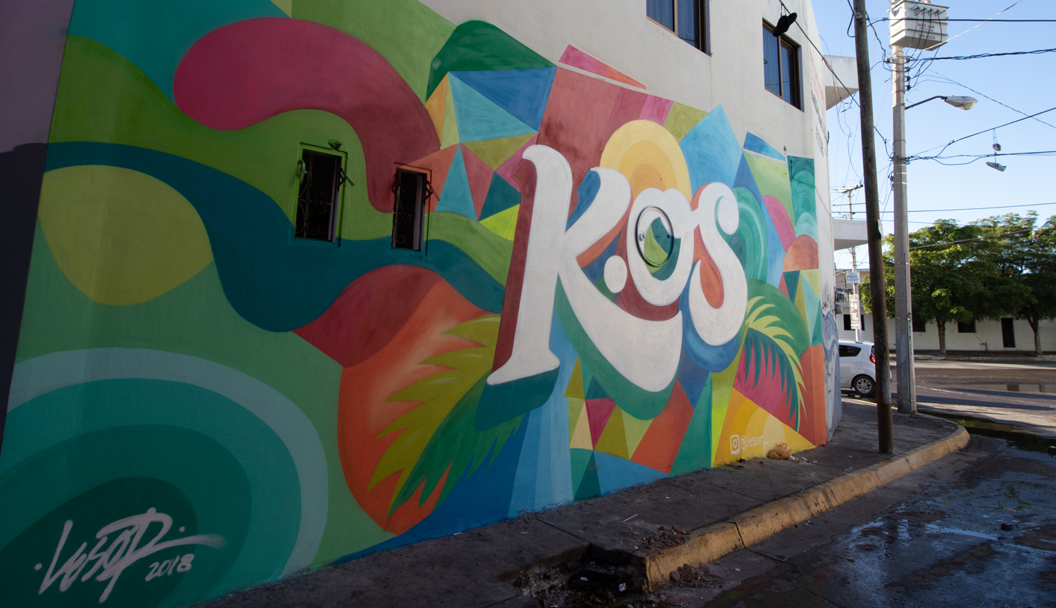 Mural de Kenia Os y otras locaciones de su video Bonita