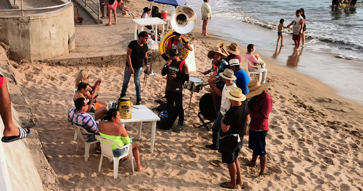 Cuanto cobra una banda en la playa en Mazatlán