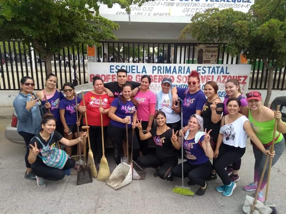 Dejan un rato la zumba y limpian las calles de Valle Bonito