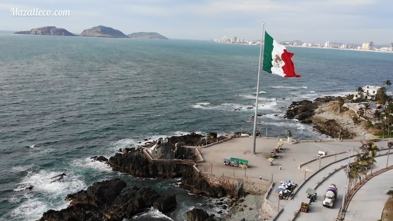 La bandera de México monumental en el Malecón de Mazatlán