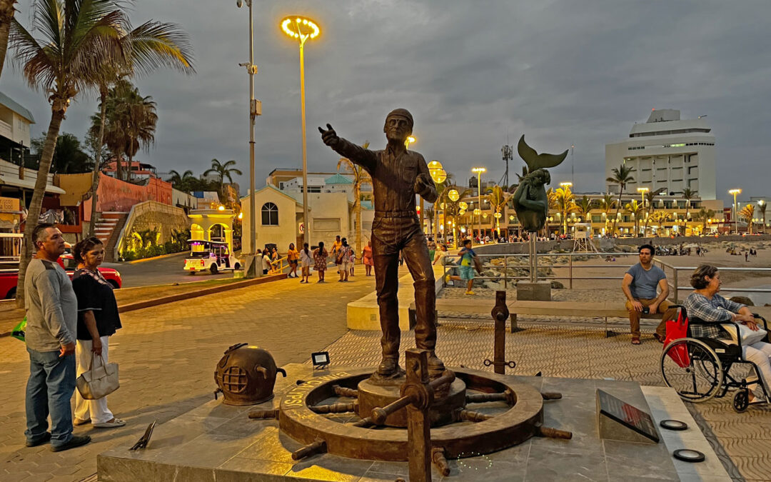 Monumento a Jacques Cousteau en Mazatlán