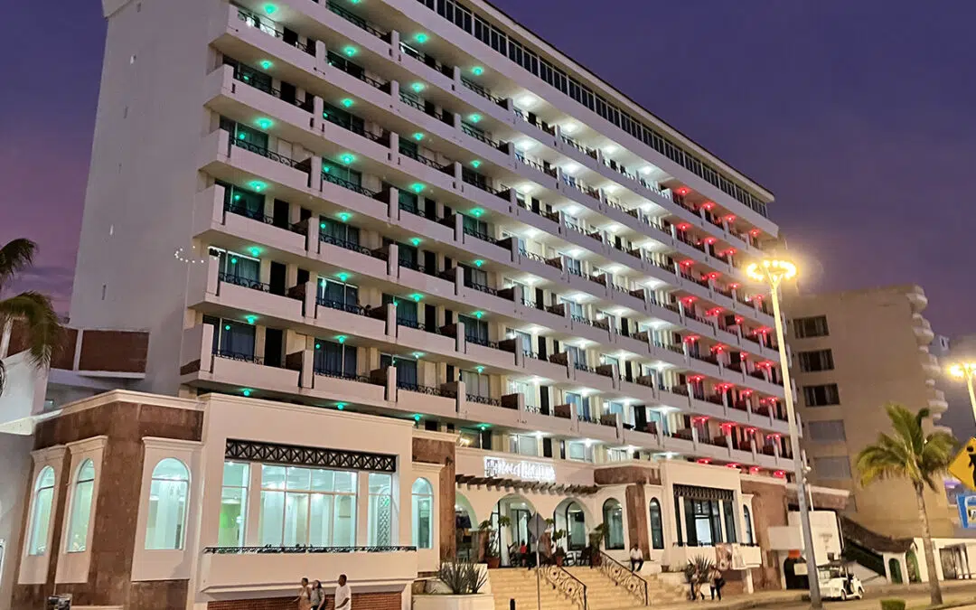 El Hotel en el Malecón de Mazatlán que nos recuerda la época del año
