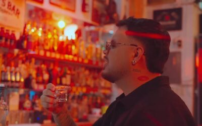 Alex Coppel se une a Hijos de Barrón y eligen el icónico Edgar’s Bar como escenario de “d cAbrones”
